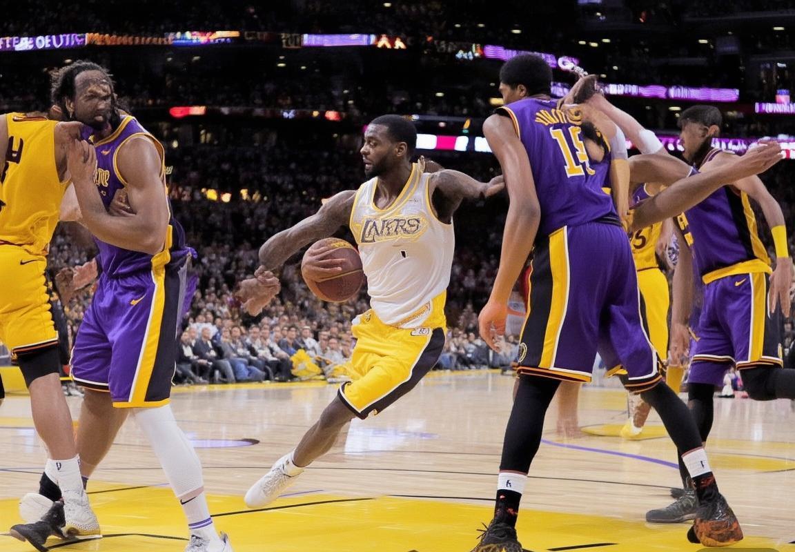 湖人骑士巅峰对决：球星对决战局悬念(图1)